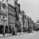 Druhá světová válka: vlajková výzdoba náměstí s nacistickou symbolikou; sbírka J. Dvořáka.