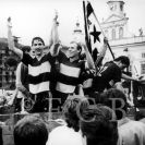 Fotbal: oslava postupu Dynama České Budějovice do I. ligy 1985; foto P. Vitoň, archiv Jihočeských listů.