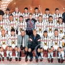Fotbal: SK České Budějovice na přelomu 1996—1997: horní řada zleva: lékaři F. Franc a M. Scheichl, P. Babka, S. Vlček, P. Hruška, A. Nešický, M. Barteska, R. Tejml, kustod E. Kristek, 2. asistent trenéra a trenér brankářů M. Jirkal; prostřední řada zleva: manažer Z. Procházka, masér V. Adam, J. Saidl, E. Brabec, M. Wohlgemuth, J. Drobný, M. Havel, P. Mejdr, M. Káník, 1. asistent trenéra D. Drahokoupil, sekretář a vedoucí mužstva E. Kuš; dolní řada zleva: P. Holec, S. Marek, V. Kocourek, ředitel Z. Čadek, 1. trenér P. Tobiáš, L. Fujdiar, L. Koller, P. Švantner, plakát; podnikový archiv Budějovického Budvaru.