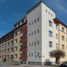 Funkcionalismus: blok nájemních domů Československé tabákové režie vystavěných ve 30. letech 20. století v Havlíčkově kolonii podle projektu architekta K. Chocholy; foto Nebe 2021.