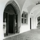 Gotika: dům č. 15 na náměstí Přemysla Otakara II. s gotickým ostěním portálu a okna, 1984; sbírka J. Dvořáka; SOkA. 