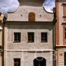 Hroznová ulice: dům č. 22 s renesanční sgrafitovou fasádou; foto O. Sepp 1998.