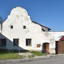 Haklovy Dvory: usedlost čp. 2037 se štítem opatovického typu; foto Nebe 2018.