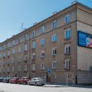 Havlíčkova kolonie: nájemní dům postavený v 50. letech 20. století v duchu socialistického realismu v Čechově ulici; foto Nebe 2021.