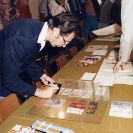 Historiografie: numismatik Jihočeského muzea Jiří Chvojka sepisuje v zasedací síni radnice mince, které mají být uloženy v pouzdře do makovice Černé věže; sbírka J. Dvořáka; SOkA. 