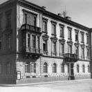 Historismus: nadační dům vyšebrodského opatství, Senovážné náměstí č. 12, 1863, fotografie z 30. let 20. století; ze sbírek Jihočeského muzea v Českých Budějovicích.