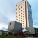 Hotely: Clarion Congress Hotel České Budějovice po rekonstrukci 2011—2012, dříve hotel Gomel; foto Nebe 2019.