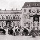 Hotely: hotel U Tří kohoutů s výzdobou na průčelí; podle Album starých Budějovic 1924.