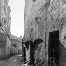 Hradební ulice: průhled od Kněžské ulice, 30. léta 20. století; ze sbírek Jihočeského muzea v Českých Budějovicích.