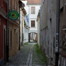 Hradební ulice: průhled od Kněžské ulice směrem k ulici U Černé věže; foto Nebe 2020.