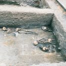 Hřbitovy: okrajová část bývalého hřbitova u dominikánského konventu, archeologický výzkum 1993—1994; foto ze sbírek Jihočeského muzea v Českých Budějovicích.