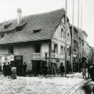Hroznová ulice: křížení Hroznové a ulice U Černé věže, na místě rohového domu byla později vystavěna budova Anglo-československé banky, 1898, sbírka J. Dvořáka; SOkA.