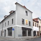Hroznová ulice: Pivovar Solnice na rohu Hroznové a České ulice založený v roce 2018 zásobuje podzemním potrubím restauraci v nedaleké Solnici na Piaristickém náměstí; foto Nebe 2019.