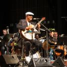 Hudba a hudební život: koncert Jihočeské filharmonie s hostem, americkým zpěvákem na pomezí žánrů jazzu, soulu i popu, Raulem Midónem v roce 2022; archiv Jihočeská filharmonie.