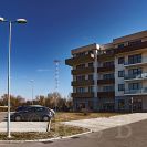 Husova kolonie: pětipodlažní dům v ulici Mikuláše z Husi společně s vysílačem; foto Nebe 2022.