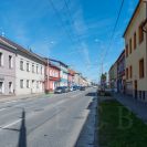Husova třída: průhled třídou severním směrem k Českému Vrbnému; foto Nebe 2020.