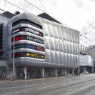 IGY centrum: podoba IGY Centra po rozsáhlé přestavbě z roku 2017, vpravo přístavba IGY 2 propojená nad Pekárenskou ulicí; foto Nebe 2019.
