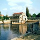 Jezy: válcový Jiráskův jez na Vltavě; foto O. Sepp 1998.