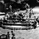 Jihočeské divadlo: první otáčivé hlediště z roku 1958 v zámecké zahradě v Českém Krumlově; archiv JD.