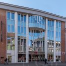 Jihočeská energetika: administrativní budova vystavěná 1993 firmou Českobudějovické pozemní stavby podle projektu Libora Erbana; foto Nebe 2021.