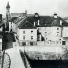 Jihočeské divadlo: pohled z Justičního paláce na divadlo v roce 1903, při pozdějších přestavbách včleněna do hmoty divadla půlkruhová hradební bašta; sbírka J. Dvořáka; SOkA. 