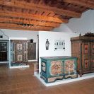 Jihočeské muzeum: expozice lidového nábytku v objektu tvrze Žumberk; ze sbírek Jihočeského muzea v Českých Budějovicích.