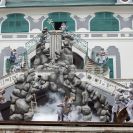 Jihočeský divadelní festival: Herkules, scéna před nově zrekonstruovaným letohrádkem Bellarie, foto Lucie Urban; archiv Malé divadlo.