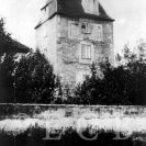 Jirsíkova ulice: hradební věž Manda ze 14. století, zbořena 1904, foto z přelomu 19. a 20. století; ze sbírek Jihočeského muzea v Českých Budějovicích.