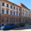 Justiční palác: hlavní vstup do budovy, Zátkovo nábřeží; foto Nebe 2022.
