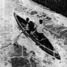Kanoistika: sjíždění Jiráskova jezu na Vltavě při závodu České Budějovice − Praha; archiv J. Štumbauera.