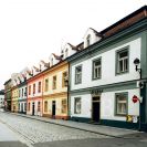 Kanovnická ulice: pohled na kanovnické domy z Kněžské ulice; foto O. Sepp 1998.