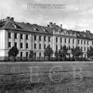 Vojenská posádka: kasárny ve Čtyřech Dvorech na pohlednici z 20. let 20. století; sbírka J. Dvořáka.