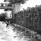 Kanoistický vytrvalostní závod České Budějovice – Praha: dvojice Kaňka – Fuka krátce po startu v retardéru v Českých Budějovicích 1953; archiv J. Štumbauera.