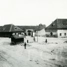 Kasárny: dvůr Bauhof asi v roce 1880, který sloužil od 1781 jako dělostřelecké skladiště a dílny, jeho demolicí byl v roce 1885 byl získán prostor pro stavbu Žižkových kasáren; sbírka J. Dvořáka; SOkA. 