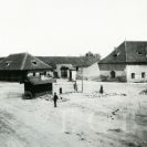 Kasárny: dvůr Bauhof asi v roce 1880, který sloužil od 1781 jako dělostřelecké skladiště a dílny, jeho demolicí byl  v roce 1885 byl získán prostor pro stavbu Žižkových kasáren; sbírka J. Dvořáka; SOkA. 
