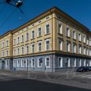 Kasárny: krajské vojenské velitelství České Budějovice v historické budově kasáren krále Jiřího z Poděbrad z roku 1898; foto Nebe 2021.