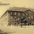 Kasárny: Mariánské kasárny, kolorovaná pohlednice z počátku 20. století; ze sbírek Jihočeského muzea v Českých Budějovicích.