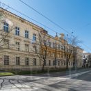 Kasárny: novorenesanční Žižkovy kasárny vystavěné 1890—1892 pražskými staviteli A. Dvořákem a K. Fischerem; foto Nebe 2021.