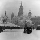 Kašny: Samsonova kašna zakrytá v zimě bedněním, asi 1910; sbírka J. Dvořáka; SOkA. 