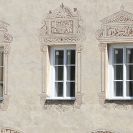 Kneisslův dům: sgrafitové edikuly oken; foto K. Kuča 2010.