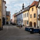 Kněžská ulice: průhled ulicí směrem ke kostelu svatého Mikuláše; foto Nebe 2020.