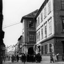 Koněspřežní železnice: bývalý objekt pokladen a kanceláří železnice v Piaristické ulici č. 8, pohled z České ulice, foto z 30. let 20. století; ze sbírek Jihočeského muzea v Českých Budějovicích.