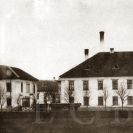 Koněspřežní železnice: nákladní vozy před Hardtmuthovou továrnou kolem 1869; archiv I. Hajn.