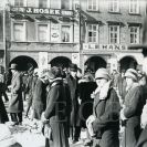 Korza: nedělní korzování v meziválečném období, 1934; sbírka J. Dvořáka; SOkA. 