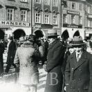 Korza: společnost při nedělním korzu na náměstí Přemysla Otakara II. v roce 1934; sbírka J. Dvořáka; SOkA. 