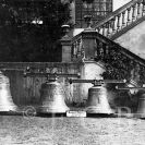 Kostel svatého Jana Nepomuckého: čtveřice zvonů ulitá Pernerovým zvonařstvím v roce 1925 pro kostel svatého Jana Nepomuckého na Lineckém předměstí; sbírka J. Dvořáka.