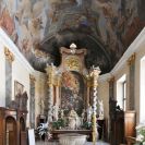 Kostel svatého Mikuláše: jižní chórová kaple s barokním oltářem Panny Marie, stav před rekonstrukcí 2011—2013; foto K. Kuča 2010.