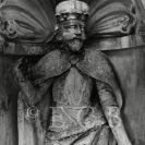 Kostel svatého Mikuláše: socha svatého Václava na průčelí kostela, stav před restaurováním v 80. letech 20. století; SOkA.