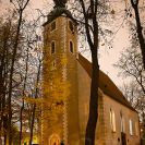 Kostel svatého Prokopa a svatého Jana Křtitele: čelní pohled na kostel ze Staroměstského hřbitova; foto Nebe 2021.