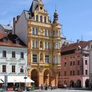 Kristinus Richard: bohatá výzdoba na paláci Biene (Včela) na rohu náměstí Přemysla Otakara II.; foto K. Kuča 2010.